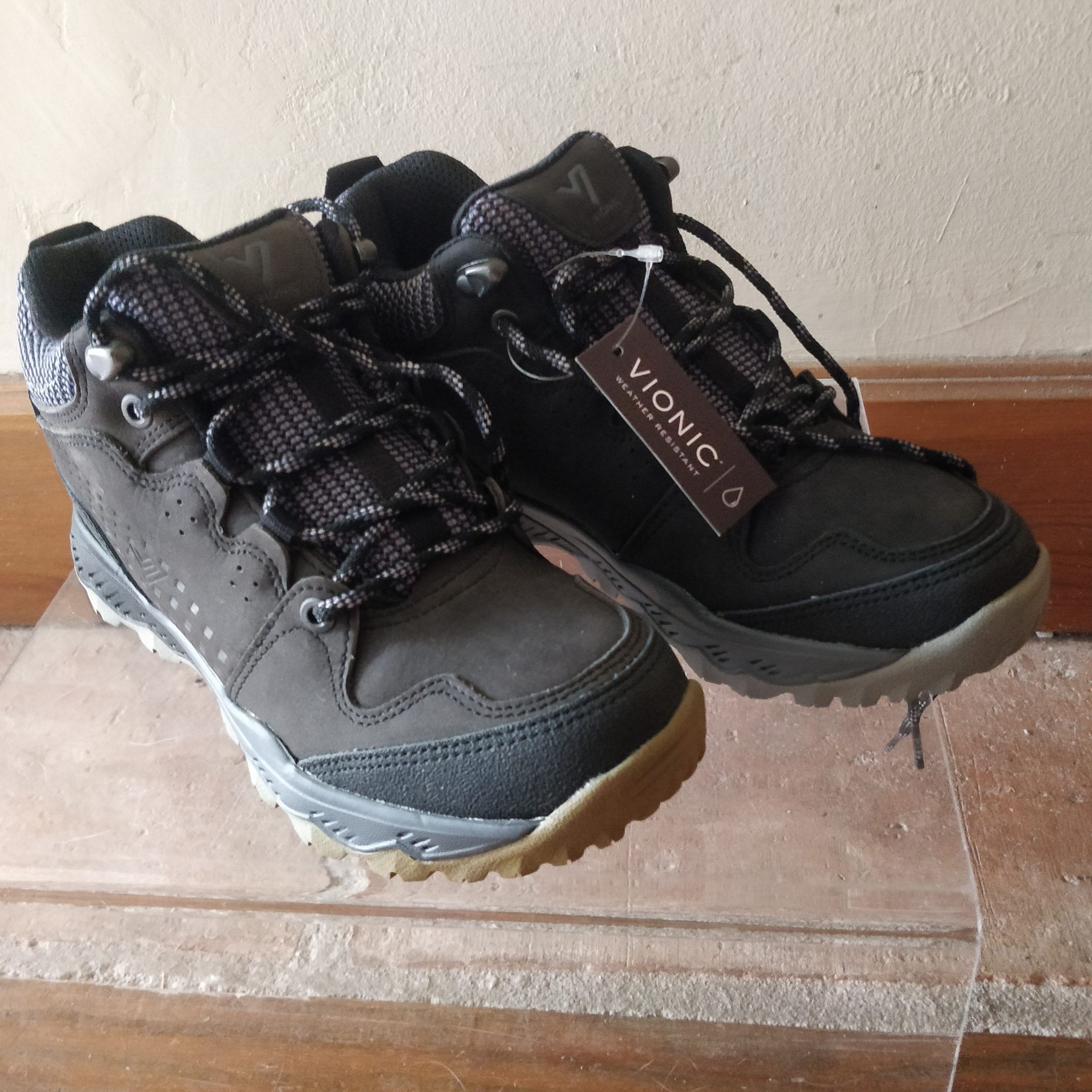 Vionic Everett hiking boot in black