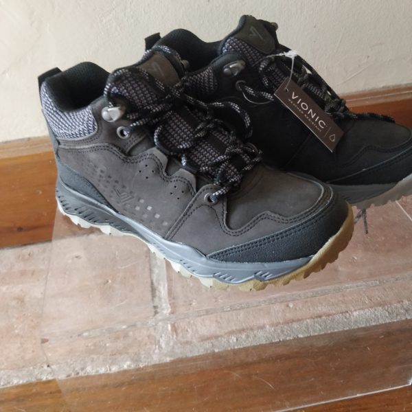 Vionic Everett hiking boot in black