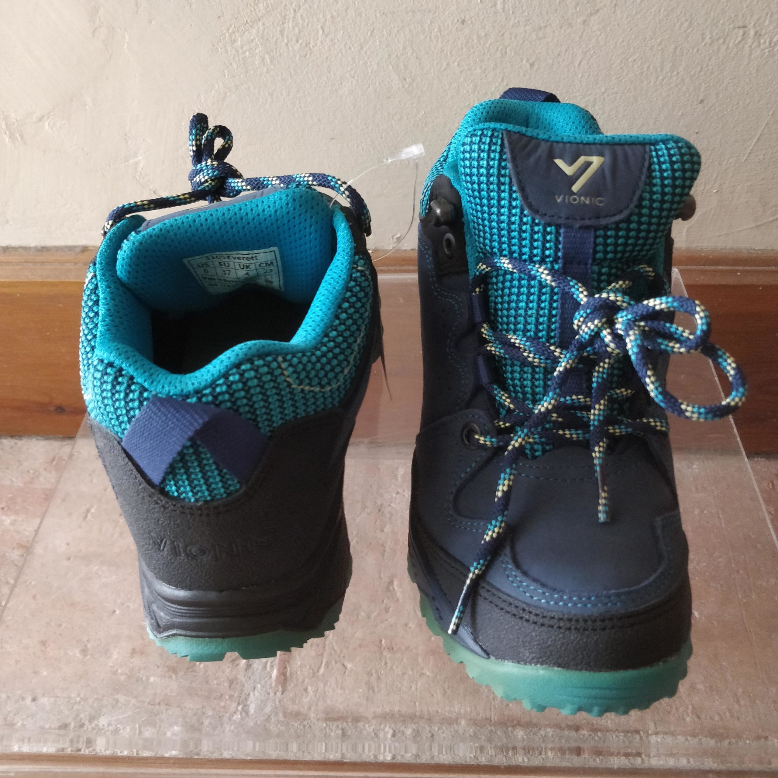 Vionic Everett hiking boots in navy