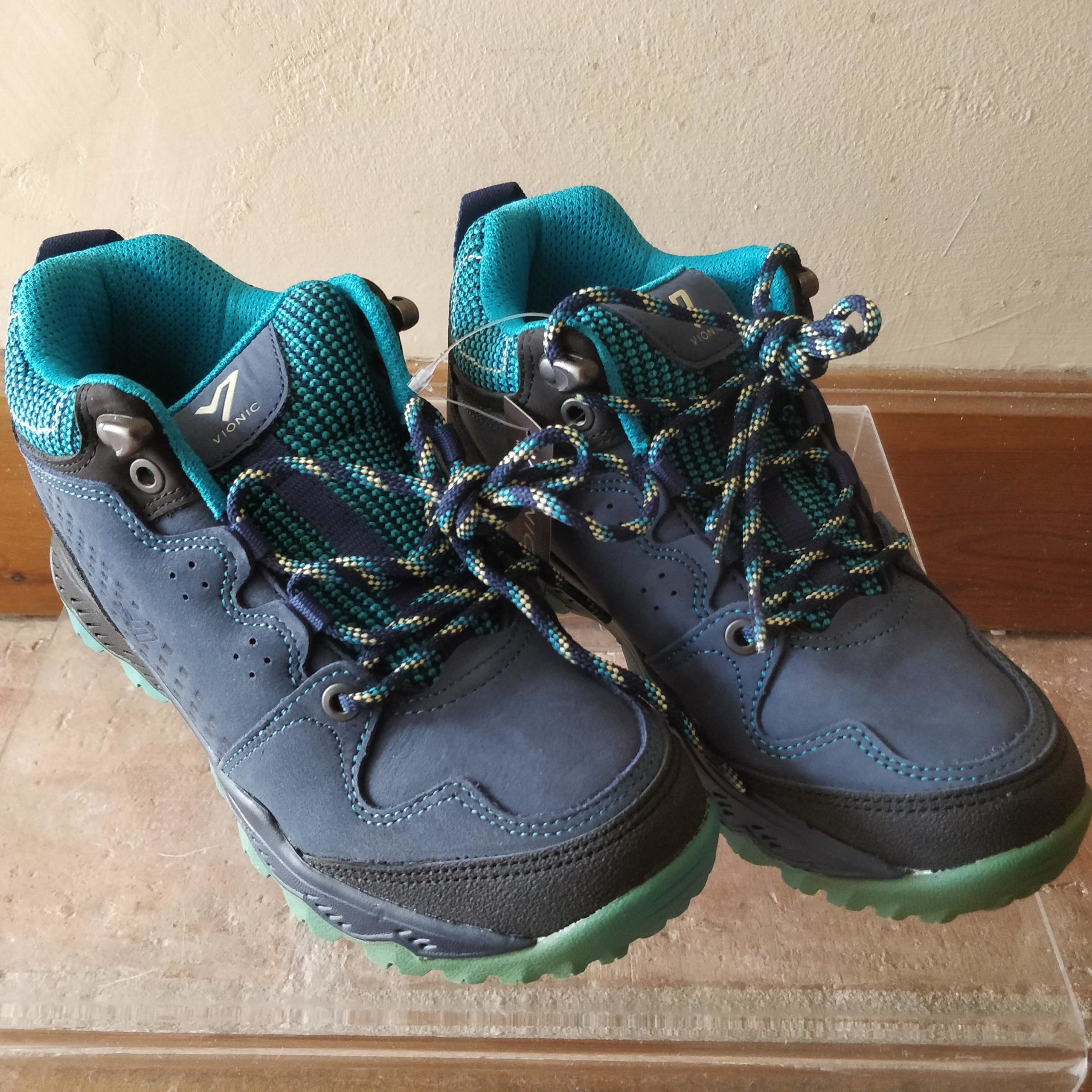Vionic Everett hiking boots in navy